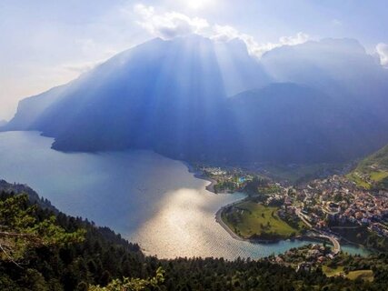 Jezioro Molveno, naturalna oaza w otoczeniu Dolomitów, z dala od miasta.